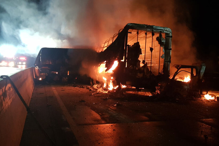Fahrzeuge stehen auf einer Autobahn in Flammen.