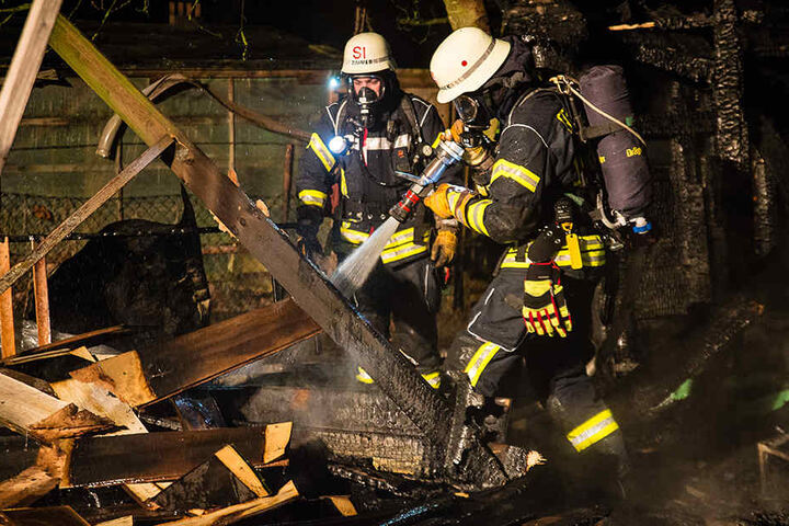 Das Holz der Laube fackelte ordentlich ab.