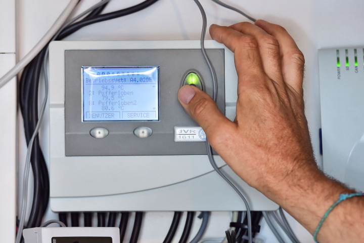 Steuergerät: Sowohl die Solarthermie als auch die Photovoltaik können vom Haus aus geprüft und gesteuert werden - das Wasser ist knapp 80 Grad heiß. Die meiste Zeit des Jahres läuft die Technik aber vollautomatisch.