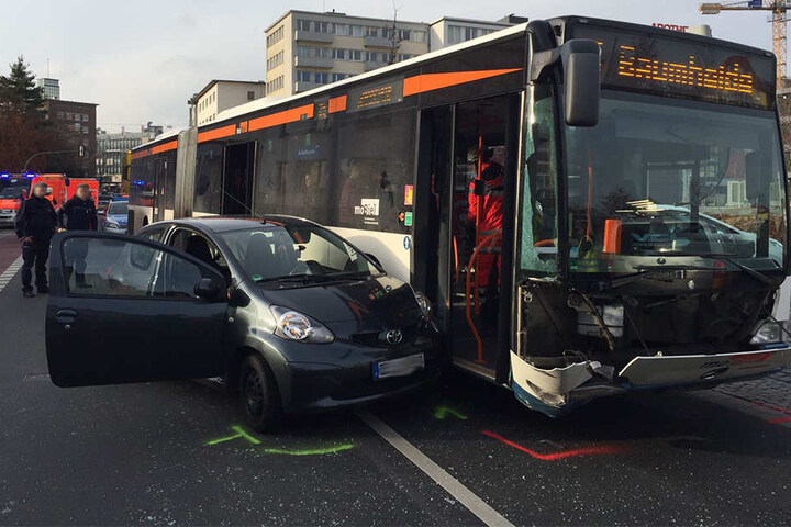 Der Toyota stieß in die rechte Seite des Busses hinein.