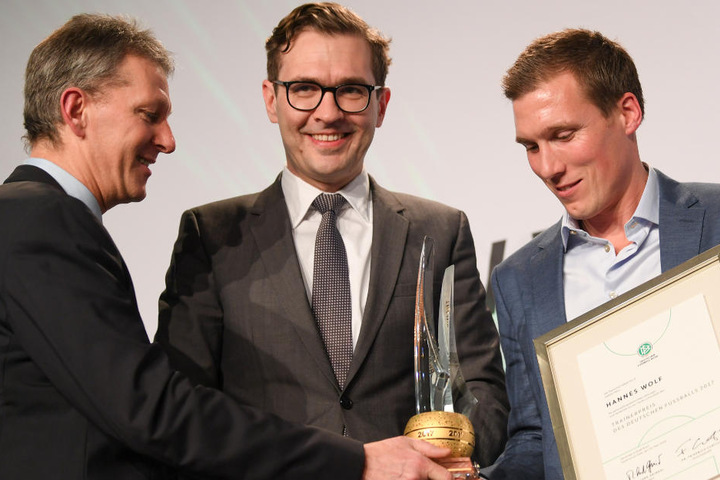 Moment der Auszeichnung (v.l.): Frank Wormuth und DFB-Generalsekretär Friedrich Curtius mit Ex-VfB-Coach Hannes Wolf.