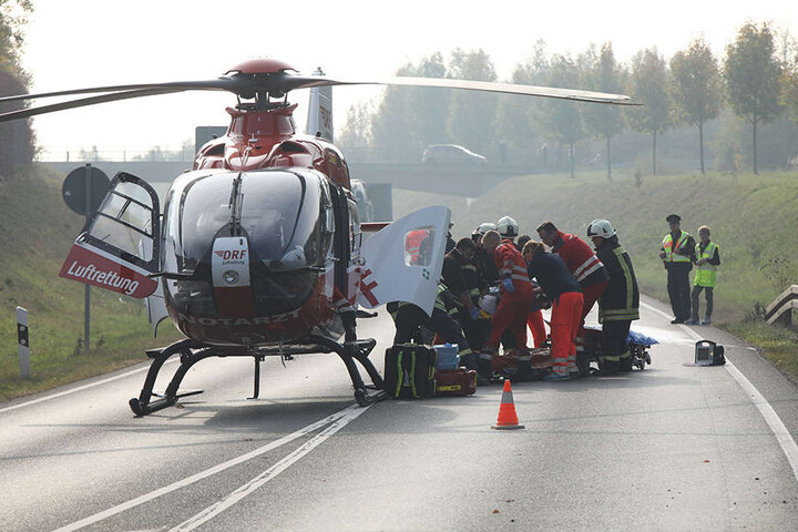 Ein Rettungshubschrauber brachte den lebensbedrohlich verletzten Fahrer des Kleintransporters in ein Krankenhaus.