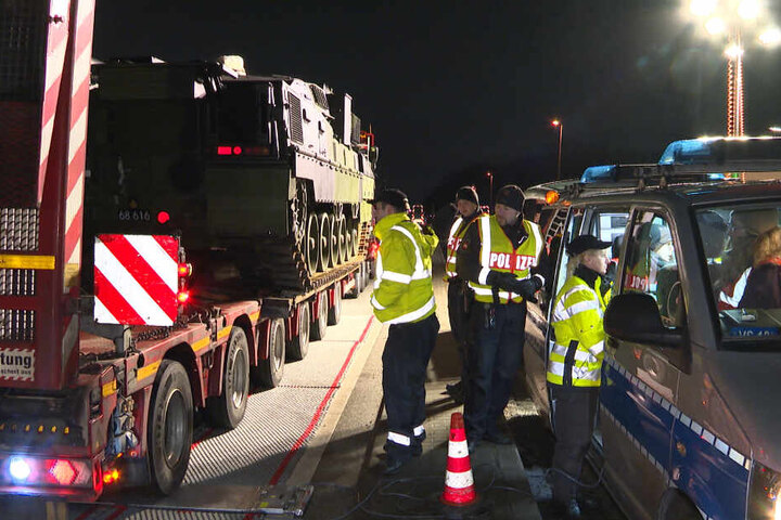 Die Panzer-Transporte mussten auf die Waage.