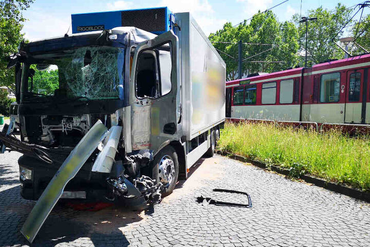 Der Lastwagen wurde bei der Kollision schwer beschädigt.