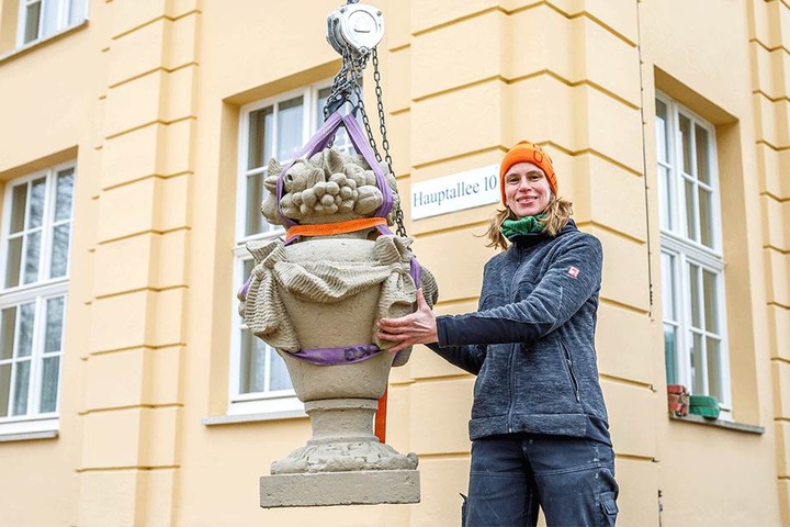 Diplom-Restauratorin Tina Dömling (46) mit einer der historischen Dachvasen am Kavaliershaus.