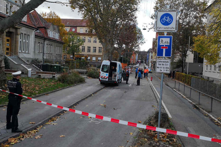 Die Polizei hat den Gefahrenbereich abgesperrt.