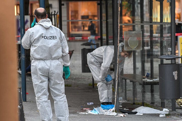 Kriminaltechniker der Polizisten sichern den Tatort auf dem Marienplatz.