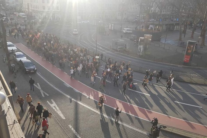 Die Demo kam auch am Kölner Neumarkt vorbei.
