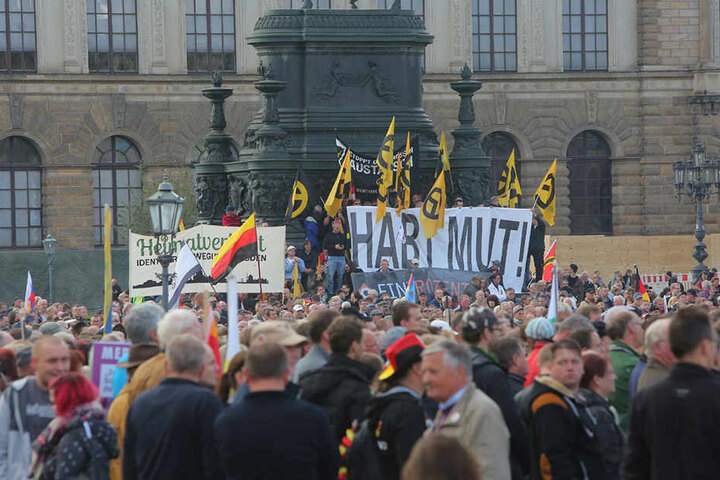Zahlreiche Fahnen auf dem Theaterplatz.
