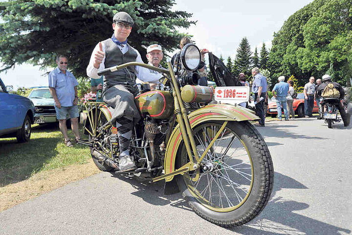 Horst Leinweber (76, 2.v.l.) mit Enkel Hannes Götze (15, l.) sind mit einer fast
90-jährigen Harley-Davidson in Lauta am Start.