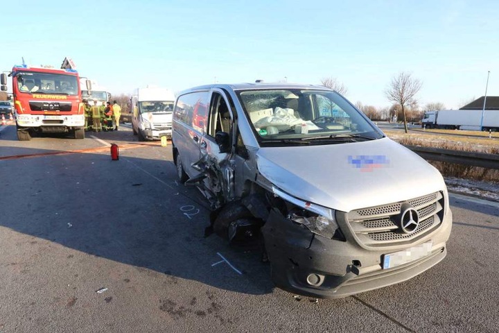 Die beiden Kleintransporter wurden schwer beschädigt.