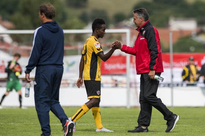 Trainer Uwe Neuhaus (rechts) sah beim jungen Äthiophier (gelb-schwarzes Trikot) noch Verbesserungsbedarf.