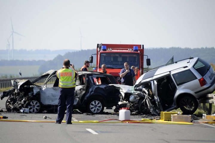 Wieso die beiden Autos auf der eigentlich übersichtlichen Straße kollidierten, muss nun ein Gutachten klären.