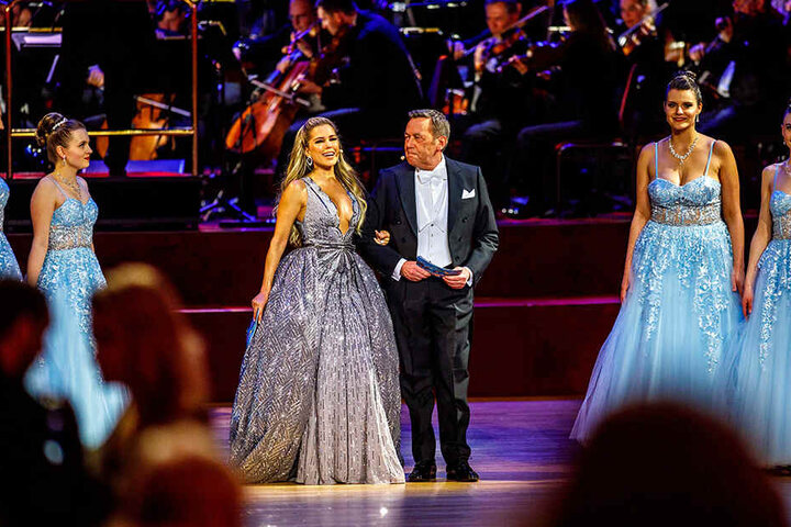 Durch den diesjährigen 14. SemperOpernball führte der Kaiser an der Seite von Sylvie Meis (41).