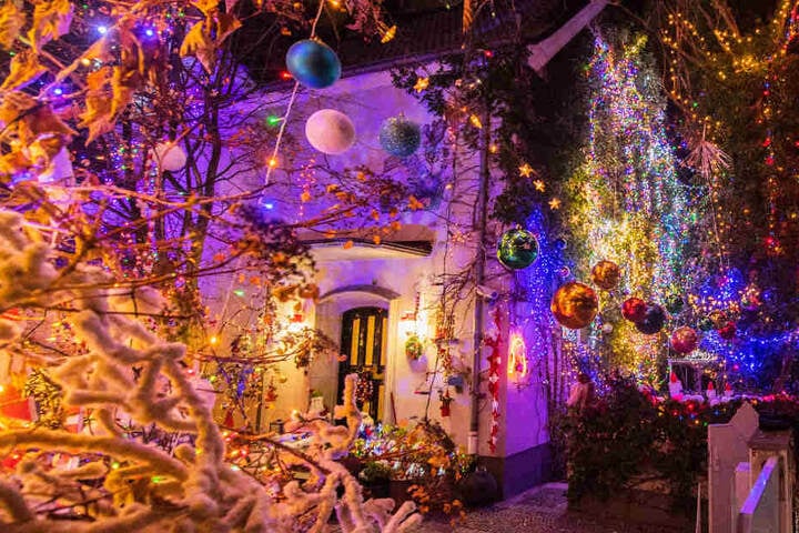 Viele Spaziergänger kommen extra vorbei, um das "Weihnachtshaus" zu bewundern.