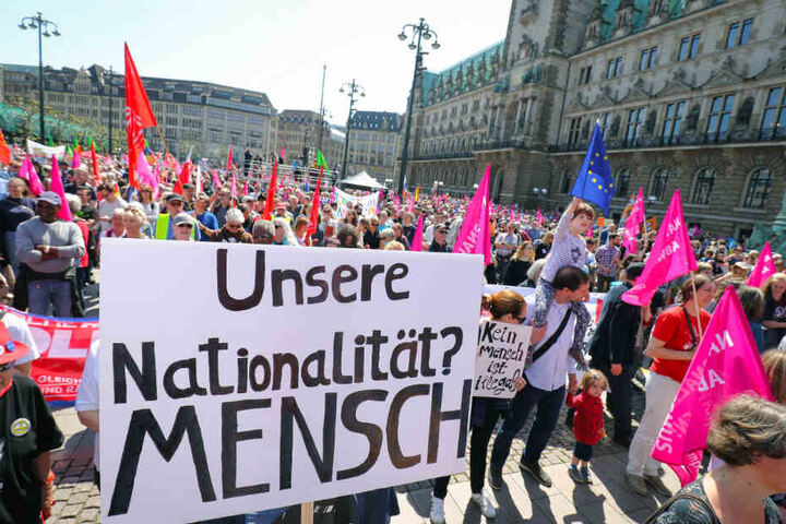 "Unsere Nationalität? Mensch" steht auf einem Transparent auf der Demonstration.