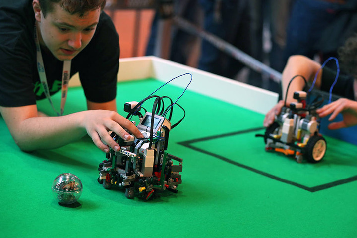 Lego-Roboter kämpfen im Heinz Nixdorf MuseumsForum gegeneinander.