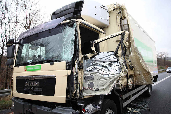 Der Lkw wurde stark beschädigt.