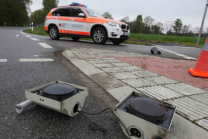 Der Renault wurde gegen einen Ampelmast geschleudert.