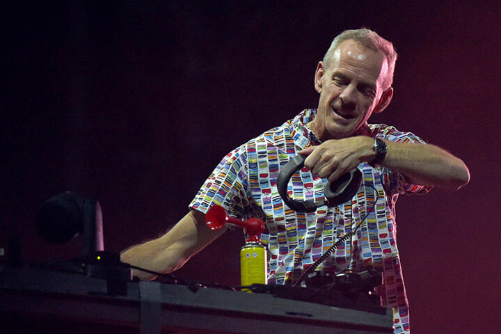 Nach Jahrzehnten im Musikgeschäft legt Fatboy Slim noch immer mit viel Begeisterung auf.
