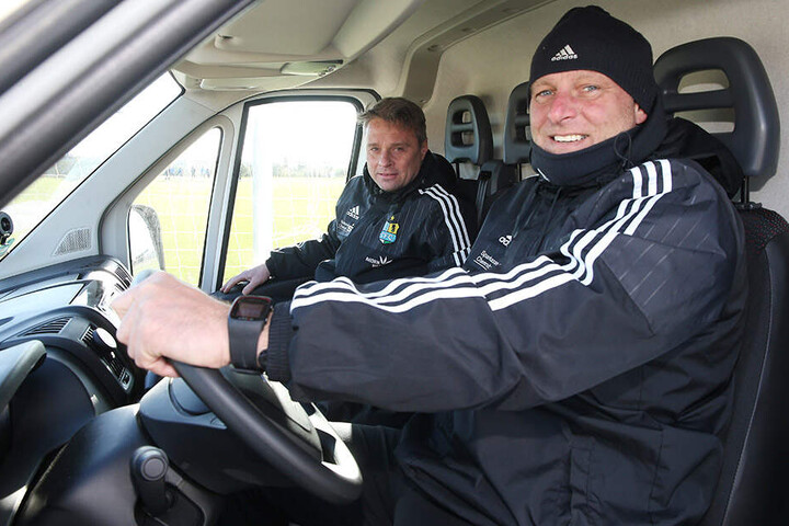 1800 km! Ex-Torwarttrainer Holger Hiemann und Physio Olaf Renn fuhren vor einem Jahr das Equipment der Himmelblauen nach Katalonien.
