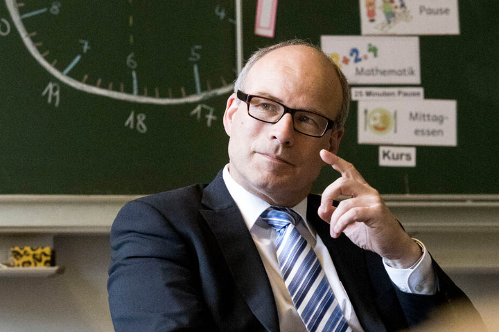Hamburgs Bildungssenator Ties Rabe (SPD) spricht während eines Pressetermins in einem Klassenzimmer.