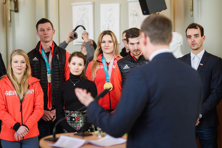 Michelle Uhrig (l-r), Eisschnellläuferin, Eric Franke, Bobsportler, Annika Hocke, Eiskunstläuferin, Lisa Buckwitz, Bobsportlerin, Paul Fentz, Eiskunstläufer, und Ruben Blommaert, Eiskunstläufer, werden von Michael Müller, Regierender Bürgermeister von Ber