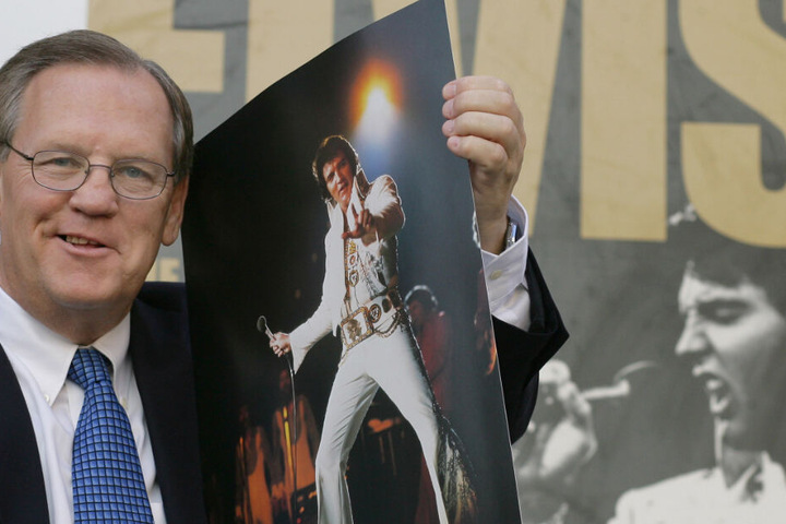 Ed Bonja, ein ehemaliger langjähriger Elvis- Presley-Konzertfotograf, hält am Montag (13.08.2007) in Berlin zur Eröffnung der Sammlung "Elvis - Die Ausstellung" eines seiner bekannten Bilder in den Händen.