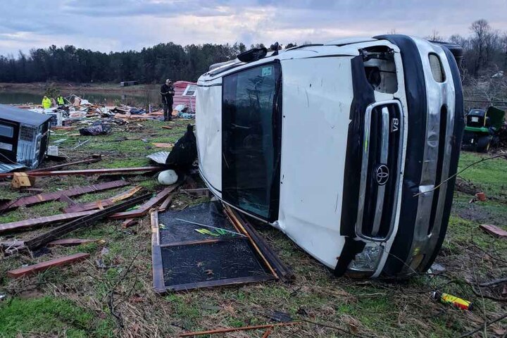 Der Sturm soll Trümmer rund 60 Meter weit getragen haben.