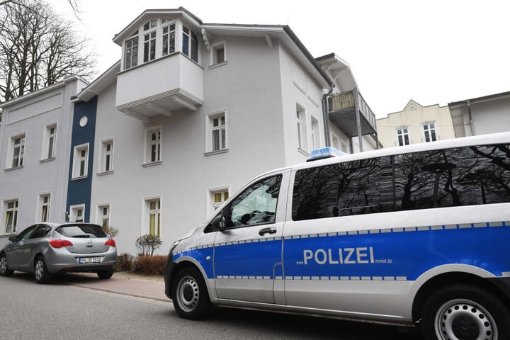 Ein Polizeiauto parkt vor dem Haus der getöteten Maria (†18).
