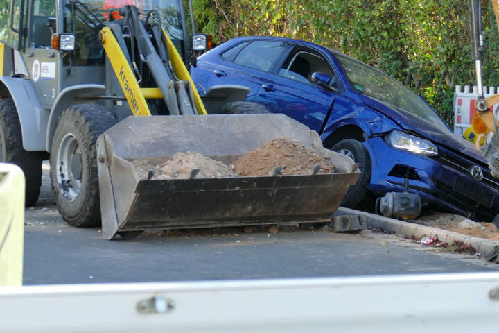 Ein VW Polo krachte in Erlangen in eine Baustelle, drei Menschen wurden bei dem Unfall verletzt.