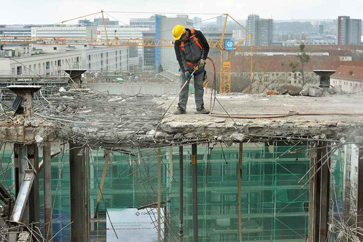 Bis Sommer sollen die 13 Mitarbeiter der Firma Caruso Umweltservice aus Großpösna mit dem Abbruch fertig sein.
