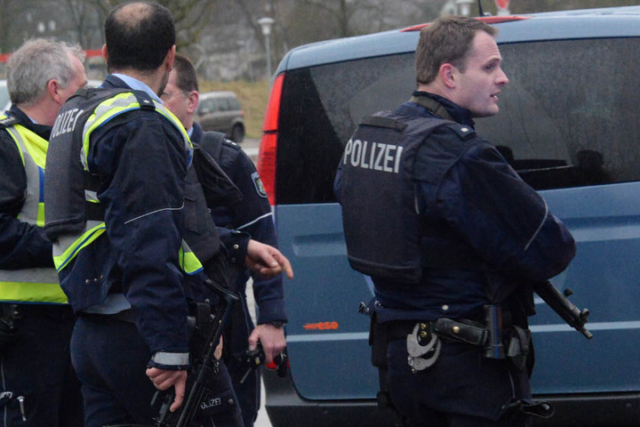 Die Polizei rückte direkt mit einem Großaufgebot an der Schule an.