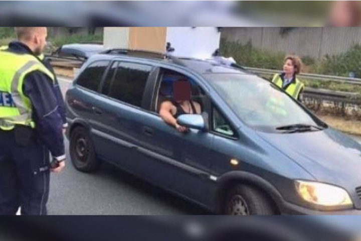 Die Polizisten trauten ihren Augen nicht, als sie die beiden Männer auf der Autobahn mit einer Küche auf dem Dach sahen.