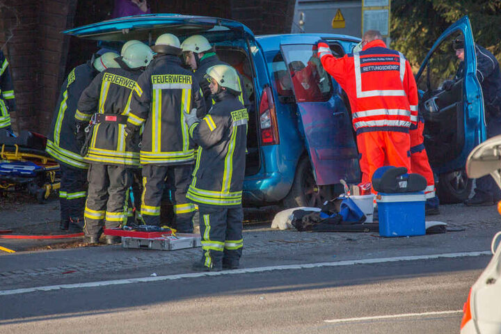 Der Pkw-Fahrer soll schwer eingeklemmt gewesen sein.
