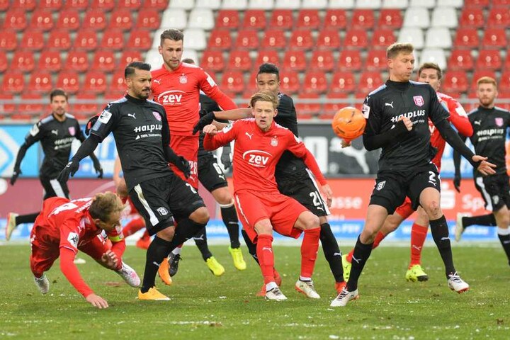 Toni Wachsmuth (l.) taucht ab - sein Flugkopfball führte gegen Halle leider nicht zum Erfolg.