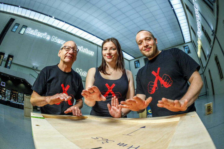 Nach dem Aktzeichnen wird ab 23 Uhr die Percussiongruppe „Blechlawine“ im
Albertinum auftreten.