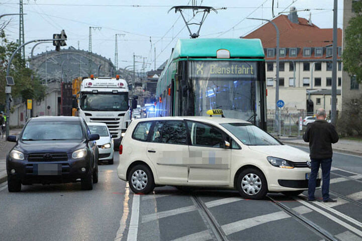 Der letzte große Unfall auf der Brücke ist gerade einmal eine Woche alt. Damals kollidierte ein Taxi mit einer Straßenbahn.