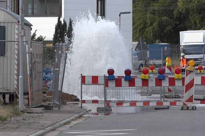 Schon am Montagmorgen kam es zu dem Schaden am Wasserrohr, am Nachmittag brach es dann komplett auf.