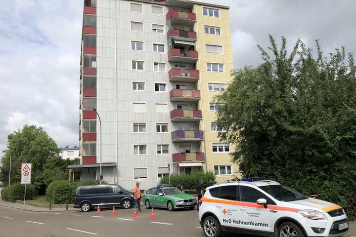 Nach der Tat soll der Mann vom Balkon im dritten Stock gesprungen sein. Er wurde schwer verletzt.