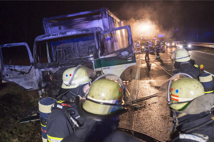 Ein Großaufgebot der Feuerwehr rückte aus, um die Flammen zu bekämpfen.
