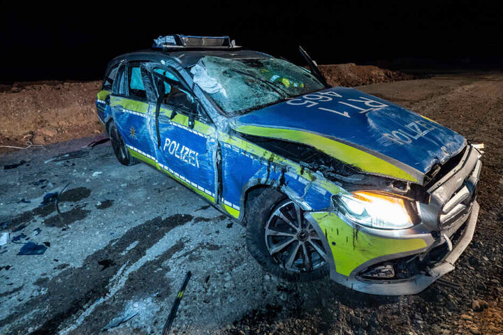 Das Polizeiauto wurde bei dem Unfall völlig zerstört.