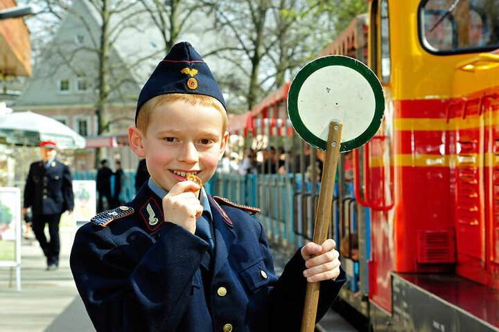 Fleißiger Salzbrezelverteiler: Jung-Eisenbahner Valentin Keppler (10) mit
Geschenken für die Fahrgäste.