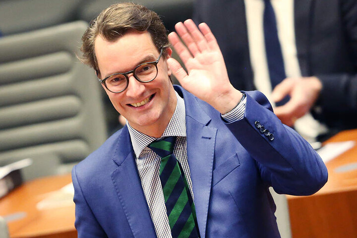 Hendrik Wüst (CDU) hat am Dienstag eine entsprechende Vereinbarung unterzeichnet.