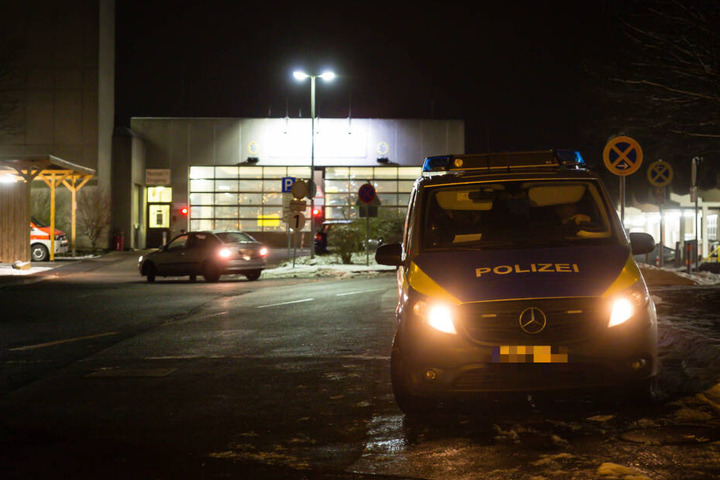 Noch immer sucht die Polizei nach dem seit Donnerstagabend flüchtigen 20-Jährigen.