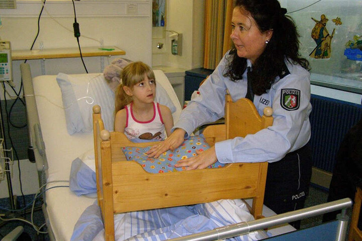 Kerstin Hagemann übergab die Geschenke an die Kinder.