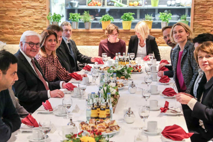 Zur Kaffeetafel lud das Ehepaar ins Café Central in der Innenstadt.