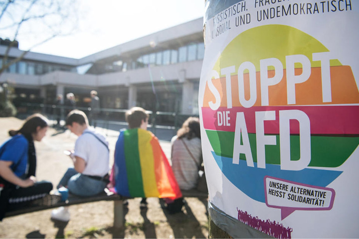Rund 40 Personen hatten vor dem Veranstaltungsgebäude gegen die AfD demonstriert.