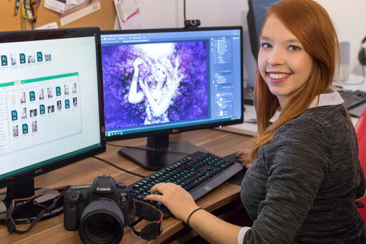 An ihrem Arbeitsplatz kann sich Pia richtig austoben: Mit Photoshop verwandelt sie langweilige Kulissen in Traumwelten.
