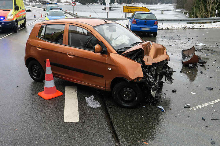 Bei dem schweren Unfall soll es vier Verletzte gegeben haben.
